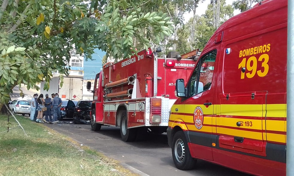 Acidente envolveu três carros na Avenida Joaquim Constantino, em Presidente Prudente — Foto: Valmir Custódio/TV Fronteira