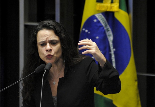 A jurista Janaína Paschoal faz a acusação contra a presidente Dilma Rousseff no julgamento do impeachment (Foto: Edilson Rodrigues/Agência Senado)