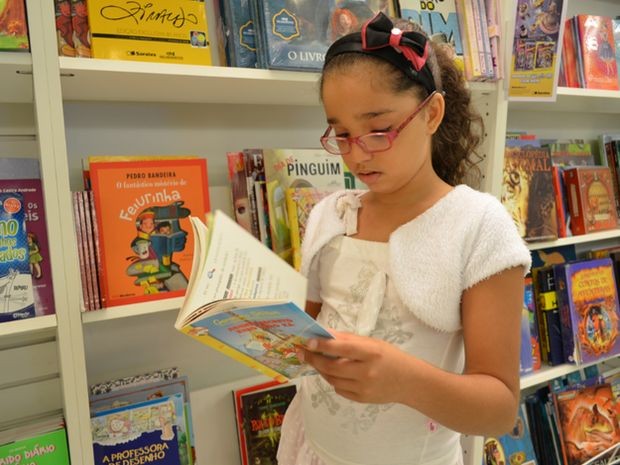 Alice é uma apaixonada pela leitura (Foto: Marina Fontenele/G1)