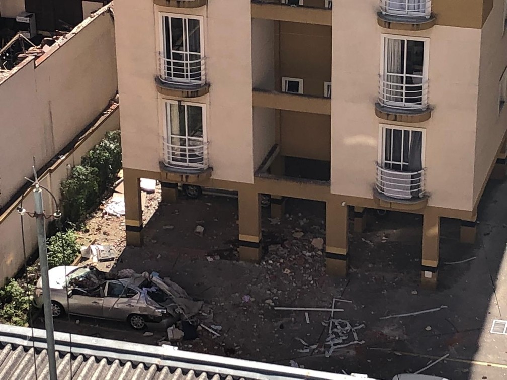 Destroços da explosão atingira um carro que estava estacionado na área do prédio — Foto: Amanda Menezes/RPC