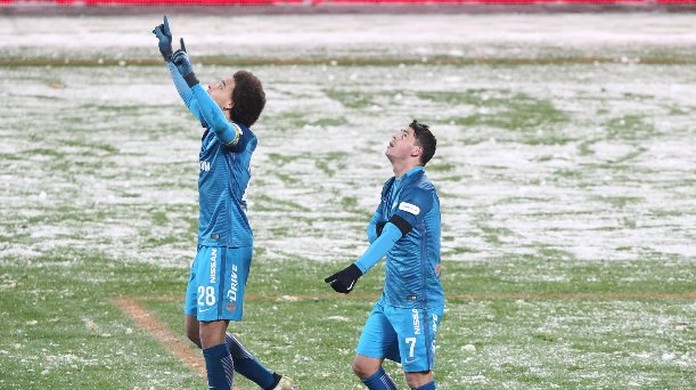 Debaixo de neve, Giuliano faz, Zenit vence, e torcida homenageia a