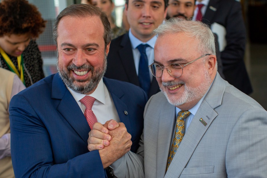 O presidente da Petrobras, Jean Paul Prates (à dir.), cumprimenta o ministro de Minas e Energia, Jean Paul Prates, durante anúncio da nova política de preços da estatal
