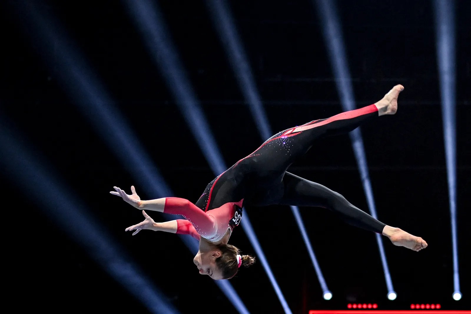 Sarah Voss da Alemanha compete na qualificação feminina durante o Campeonato Europeu de Ginástica Artística (Foto: Getty Images)