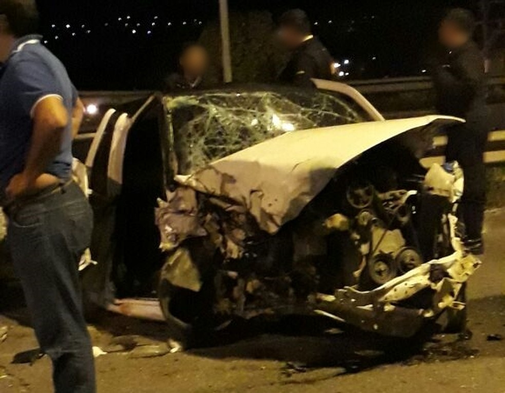 Carro ficou destruído após acidente em Gravatá (Foto: Divulgação/PRF)