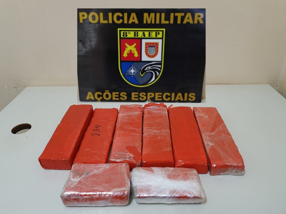 Droga foi localizada no assoalho do carro em Presidente Prudente — Foto: Polícia Militar