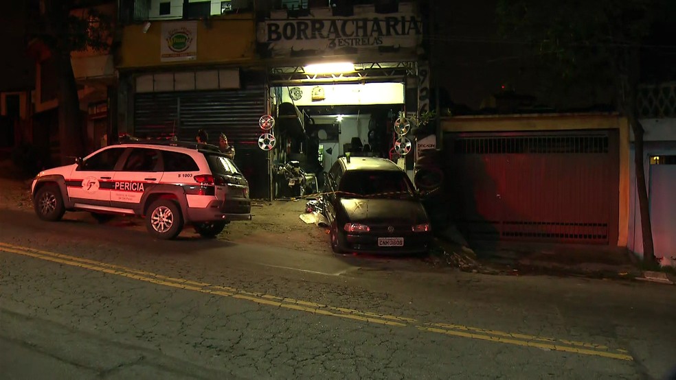 Borracharia foi atingida por carro no bairro Campo Grande, em SP, na madrugada desta segunda-feira (13) — Foto: Reprodução/TV Globo