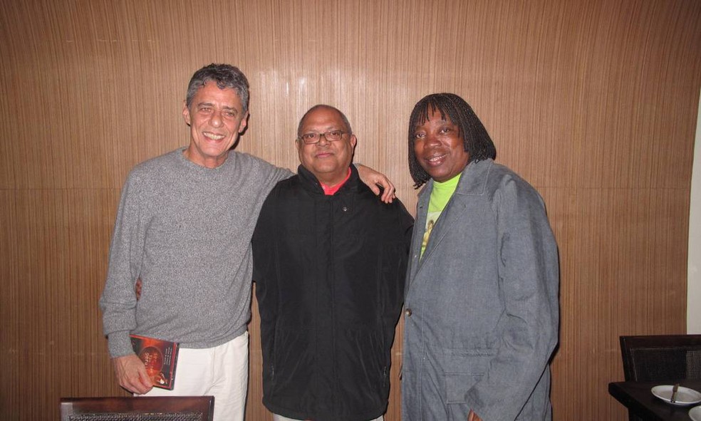 Amigos de longa data, Chico Buarque, o cubano Pablo Milanés, e Milton Nascimento em 2007 — Foto: Divulgação
