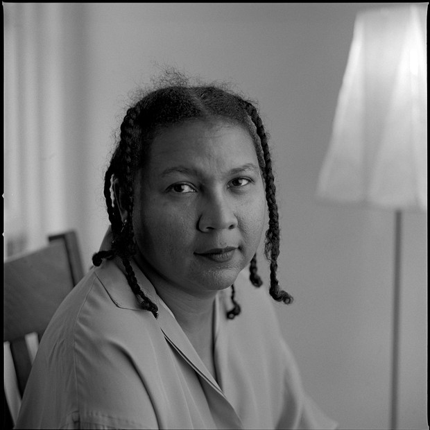 NEW YORK - DECEMBER 16: Author and cultural critic bell hooks poses for a portrait on December 16, 1996 in New York City, New York. (Photo by Karjean Levine/Getty Images) (Foto: Getty Images)