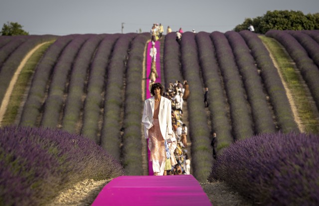 VALENSOLE, FRANCE - JUNE 24: Models walk the runway at the Jacquemus Menswear Spring Summer 2020 show on June 24, 2019 in Valensole, France. (Photo by Arnold Jerocki/WireImage) (Foto: WireImage)