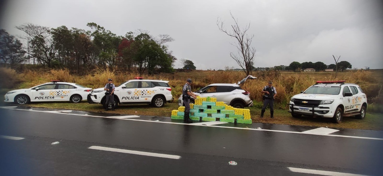 Para escapar de abordagem policial, motorista abandona carro lotado de maconha e foge a pé por dentro de canavial em Martinópolis