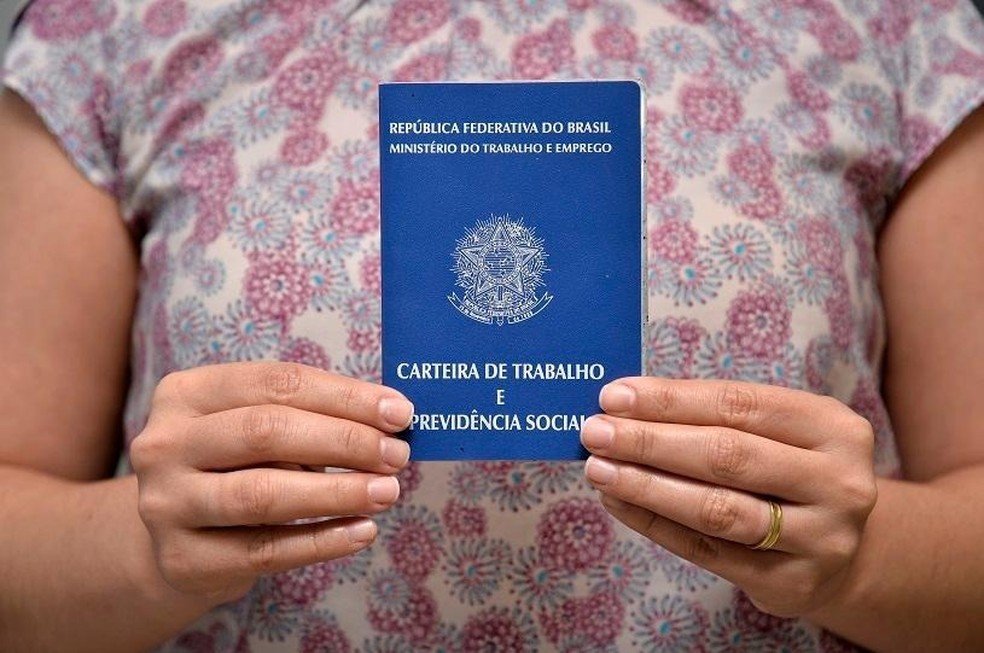Carteira de trabalho  — Foto: Divulgação/Prefeitura da Serra