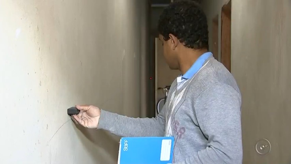 Com a trena elétrica, Diego consegue fazer o serviço que levaria horas em minutos (Foto: Reprodução/TV TEM)