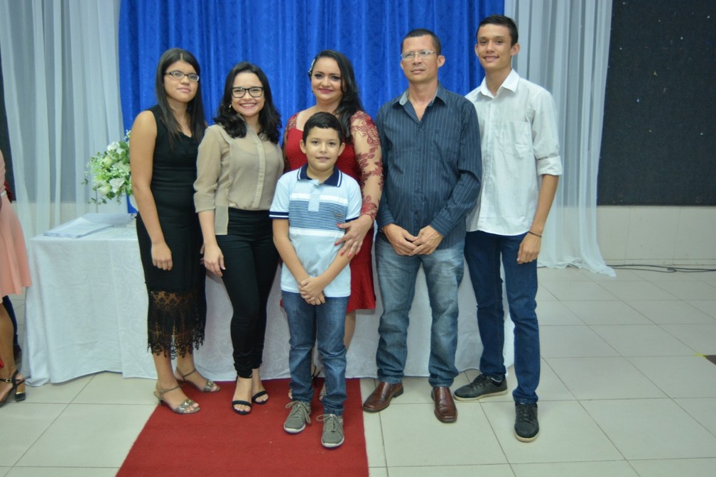 Célia Guimarães e as duas filhas, o filho e o esposo — Foto: Célia Guimarães/Arquivo Pessoal