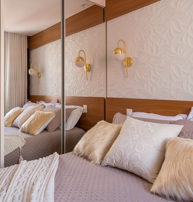 Investir em uma boa roupa de cama, poucos detalhes e tons mais neutros vale a pena na hora de decorar quartos com conforto e charme. Projeto do escritório PHF Arquitetura (Foto: Gabriel Lima)