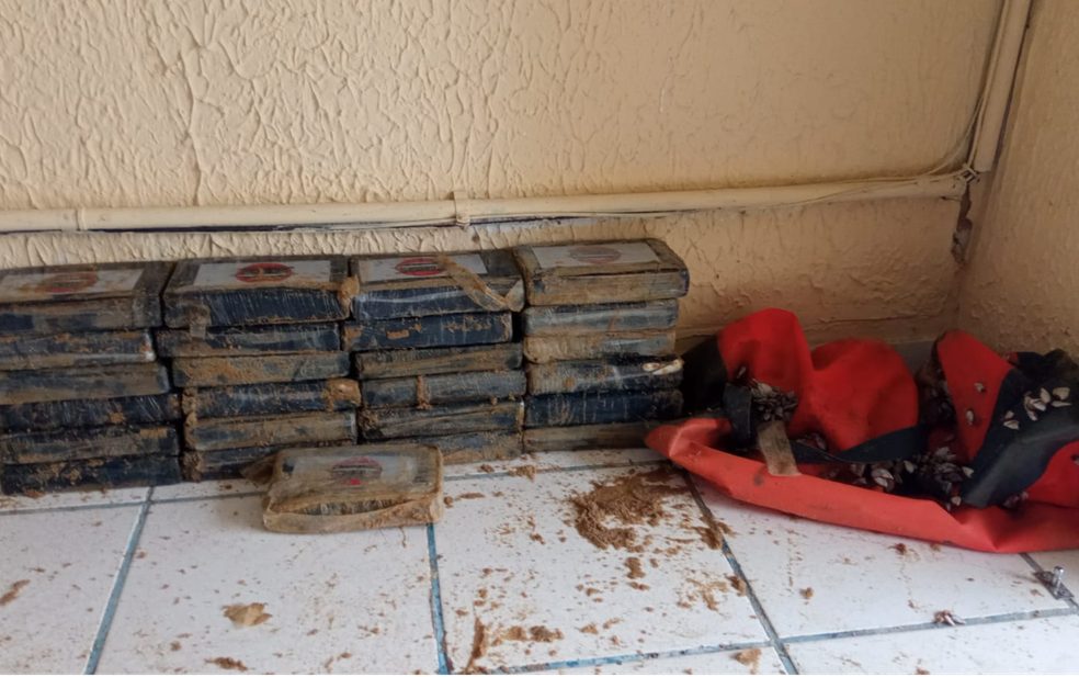 Duas mochilas com cerca de 52 kg de cocaína é encontrada em praia de Nova Viçosa, no extremo sul da Bahia — Foto: Divulgação/SSP-BA