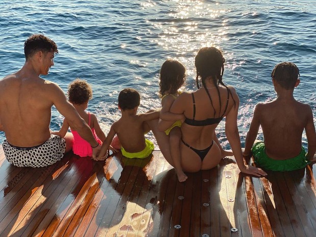 Cristiano Ronaldo e família (Foto: Reprodução/Instagram)