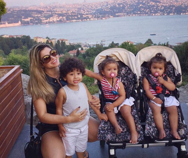 Dani Souza posa ao lado dos filhos (Foto: Reprodução/Instagram)