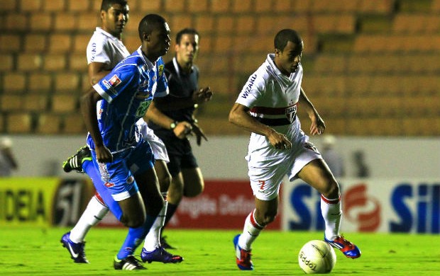 Lucas, do São Paulo, contra o Catanduvense (Foto: Idário Café/VIPCOMM)
