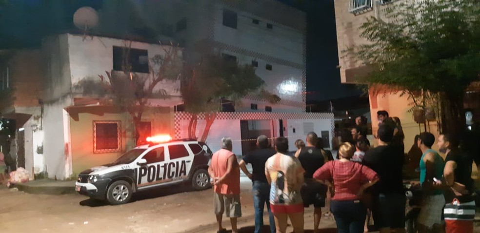 Moradores do residencial voltaram ao prédio em busca de informações durante a noite do sábado. — Foto: Leabém Monteiro/SVM