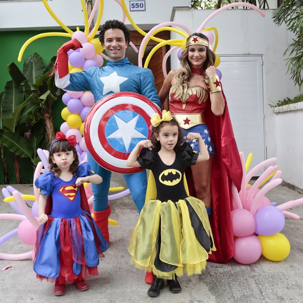 O casal com as filhas Isa, de Batman, e Mel, de SuperMan (Foto: Rafael Cusato/Foto Rio News)