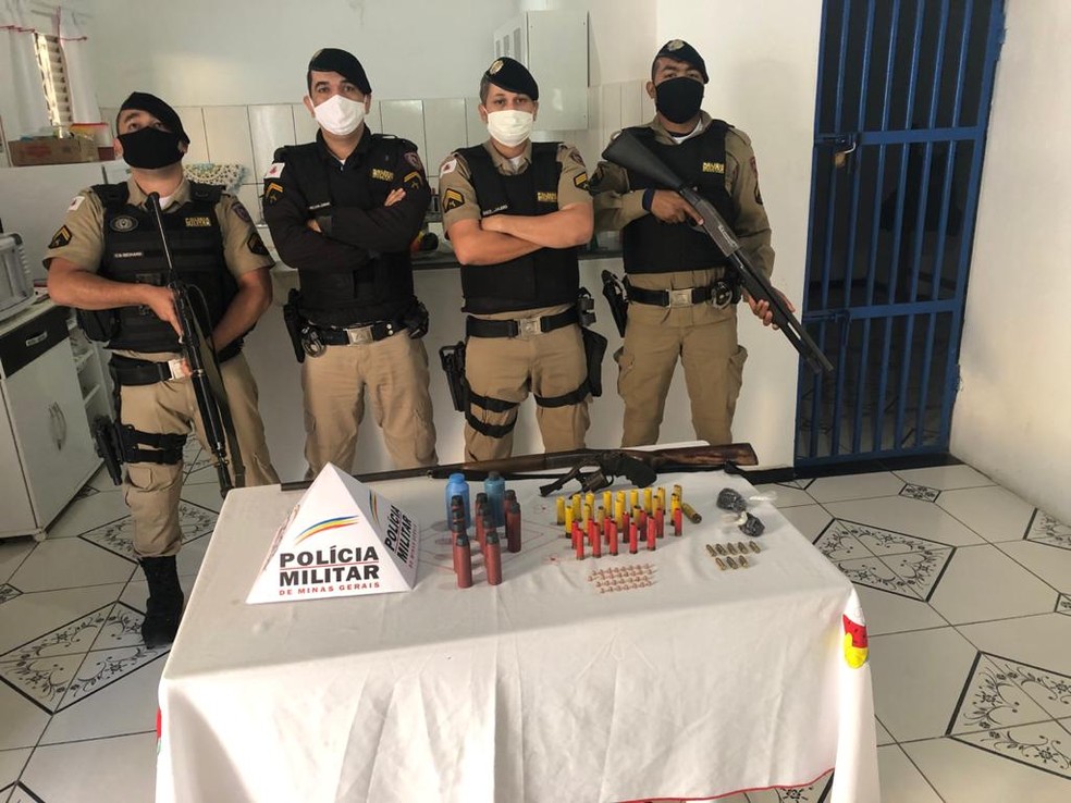 Equipe que cumpriu o mandado de prisão — Foto: Polícia Militar / Divulgação