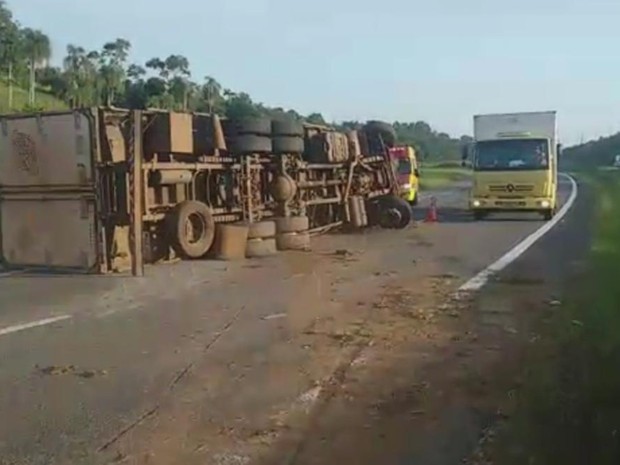 Rodovia ficou parcialmente interditada (Foto: Thiago Vasconselos/TV TEM)