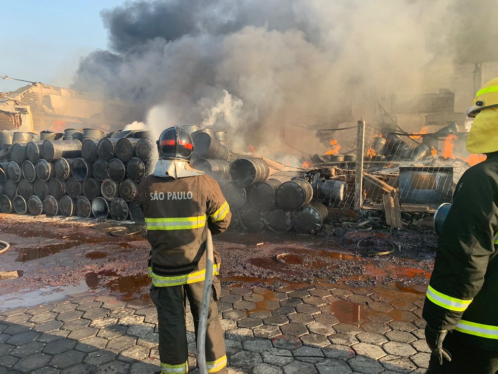 Incêndio atingiu fábrica de tintas em Piquete  — Foto: Divulgação/ Corpo de Bombeiros