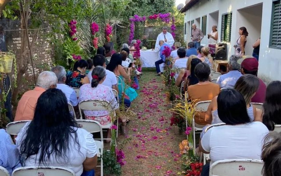 Amigos e parentes assistiram ao casamento de Maria Gentil, de 92 anos, e Sebastio Valim, de 78, em Cau  Foto: Divulgao/Prefeitura de Cau