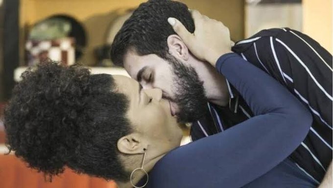Bernardo de Assis e Juliana Alves se beijam em Salve-se Quem Puder (Foto: TV Globo/Reprodução)
