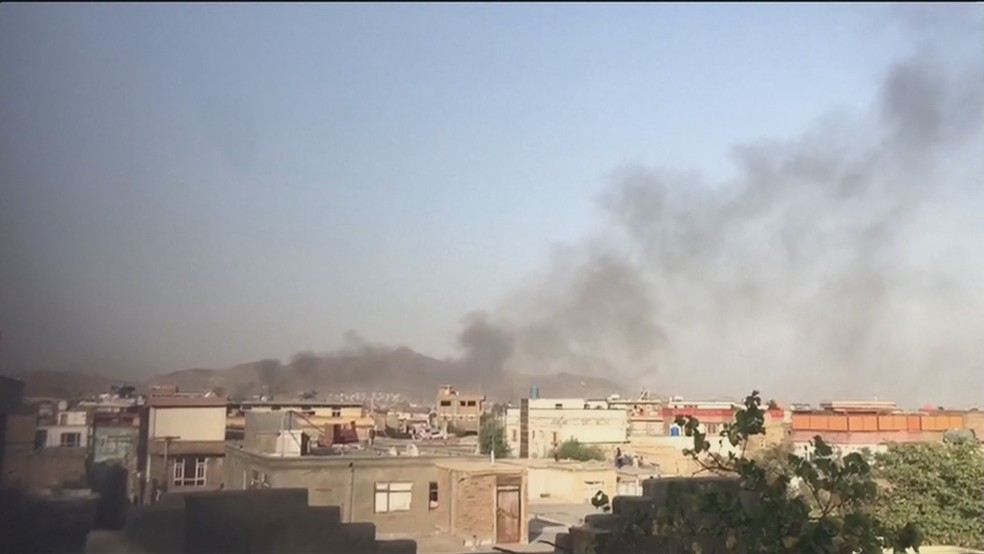 Reprodução de vídeo que mostra fumaça escura em Cabul, em 29 de agosto de 2021 — Foto: Reprodução