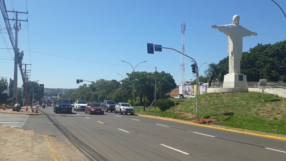 Semáforos na rotatória do Cristo, na Avenida Manoel Goulart, começaram a operar nesta segunda-feira (25) — Foto: Emerson Sanchez/TV Fronteira