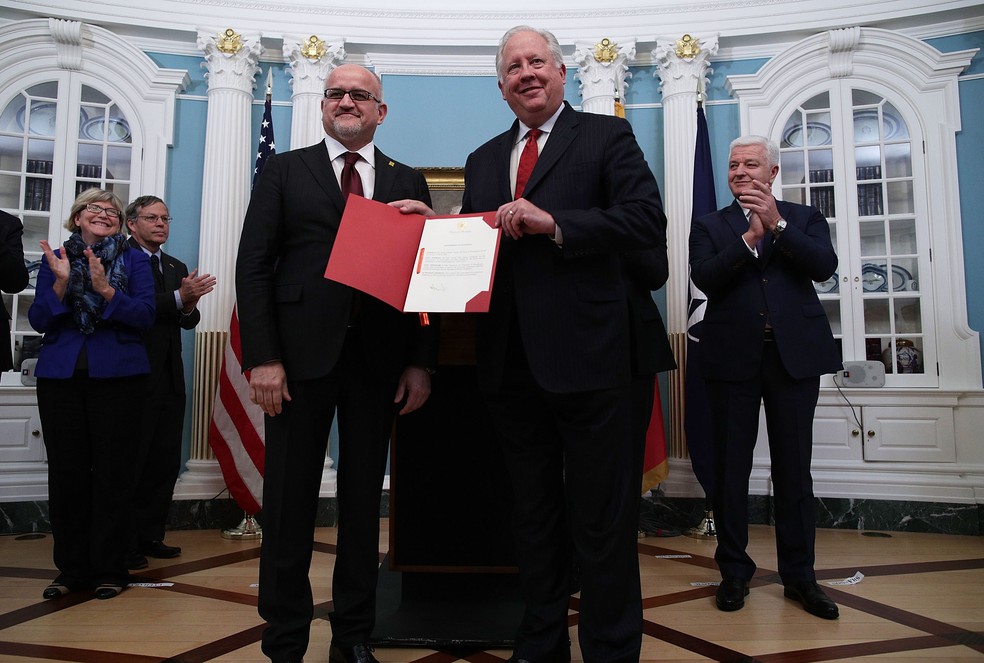Ministro de Relações Exteriores de Montenegro, Srdjan Darmanovic, apresenta documento de adesão à Otan nesta segunda-feira (5) em cerimônia no Departamento de Estado dos EUA (Foto: ALEX WONG / GETTY IMAGES NORTH AMERICA / AFP )