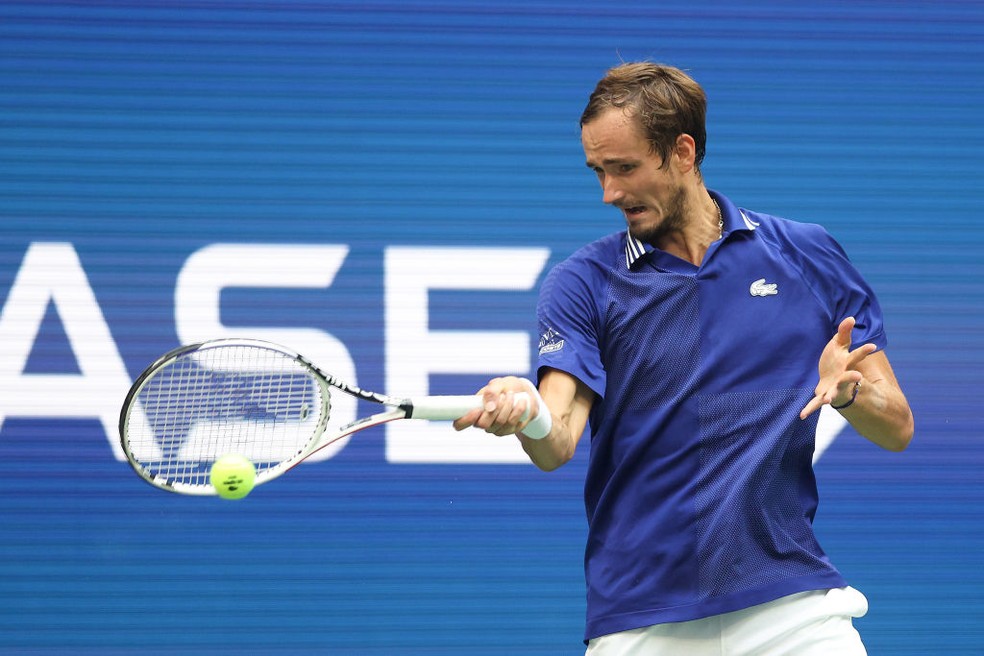 Medvedev durante a final do US Open contra Djokovic — Foto: Matthew Stockman / Getty Images