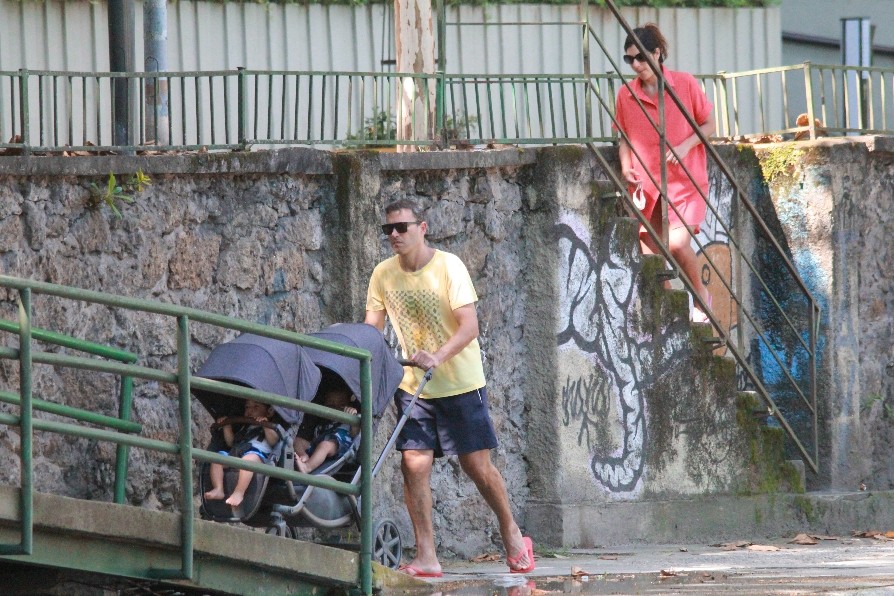 André Rizek e Andreia Sadi passeiam com os filhos na Lagoa Rodrigo de Freitas (Foto: AgNews)