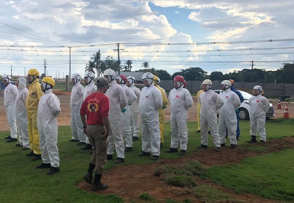 Bombeiros participam de ações de desinfecção em locais públicos — Foto: Corpo de Bombeiros