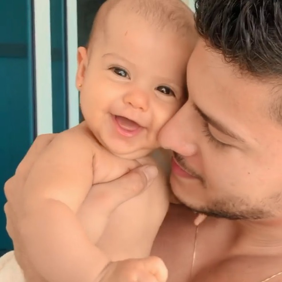 Arthur Aguiar Volta De Viagem E Se Declara Para Filha Muita Saudade Famosos Gshow