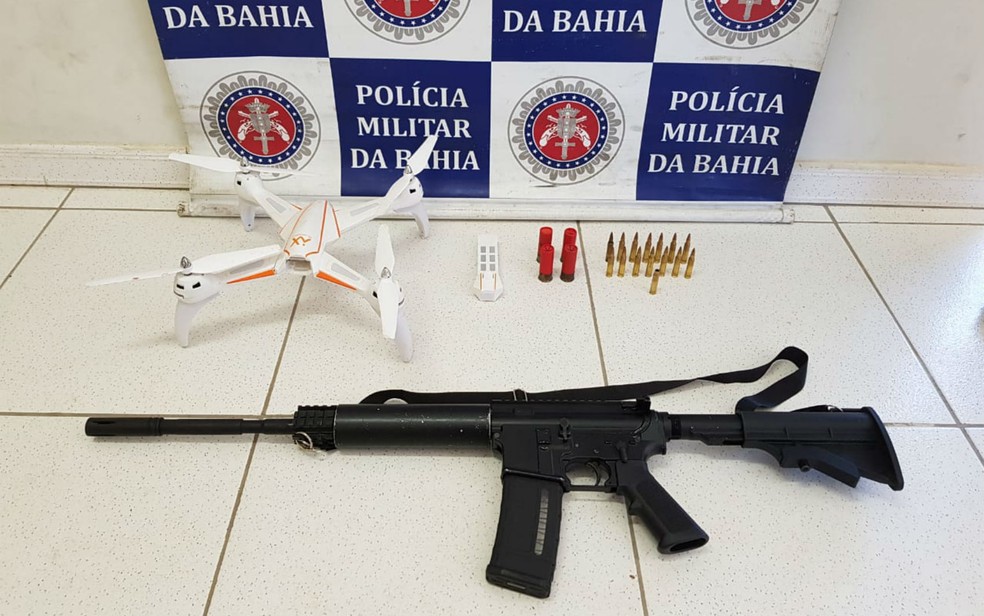 Fuzil e drone foram apreendidos com quadrilha em Porto Seguro (Foto: DivulgaÃ§Ã£o/SSP-BA)