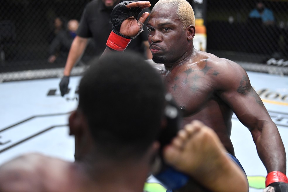 Derek Brunson venceu Kevin Holland por decisão unânime (49-45, 49-46 e 49-46) — Foto: Getty Images