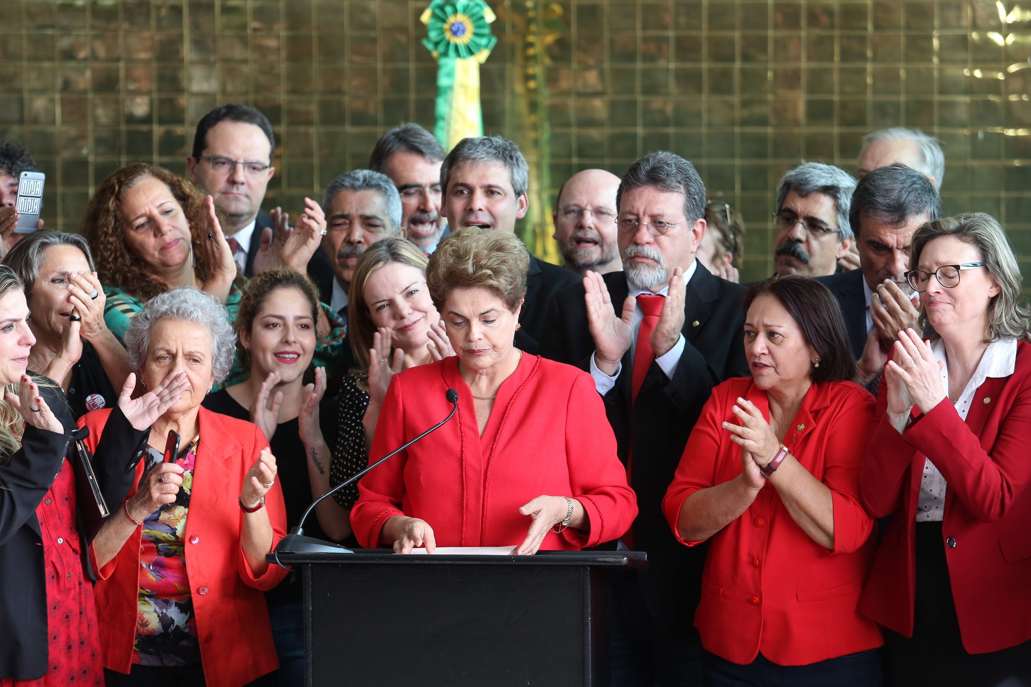A ex-presidente Dilma Rousseff faz declaração após o Senado aprovar seu impeachment