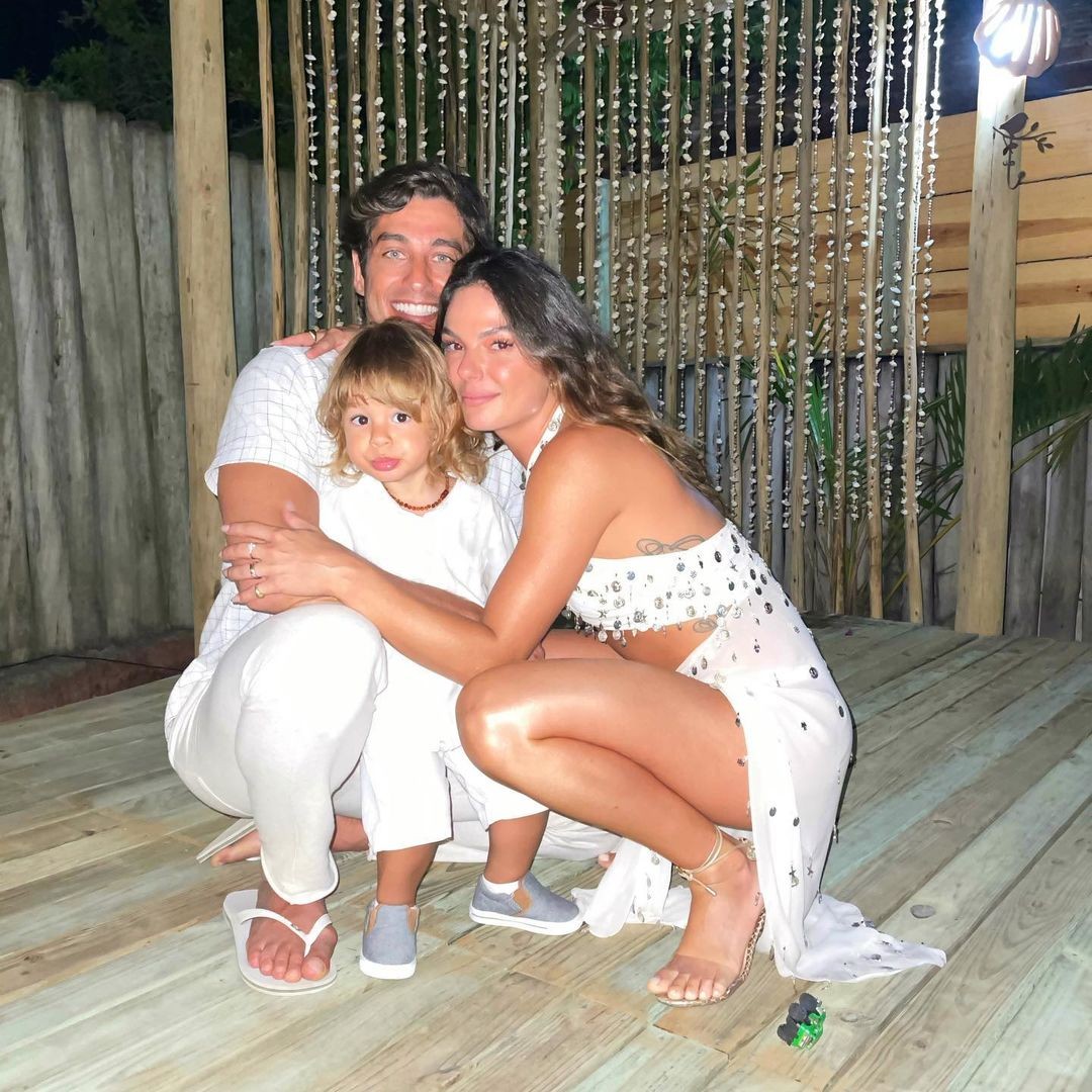 André Rezende, Isis Valverde e o filho do casal, Rael (Foto: Reprodução Instagram)