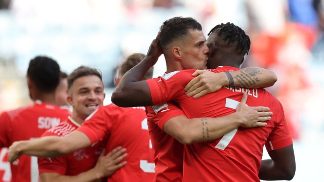 Jogadores da Suíça festejam gol de Embolo contra Camarões