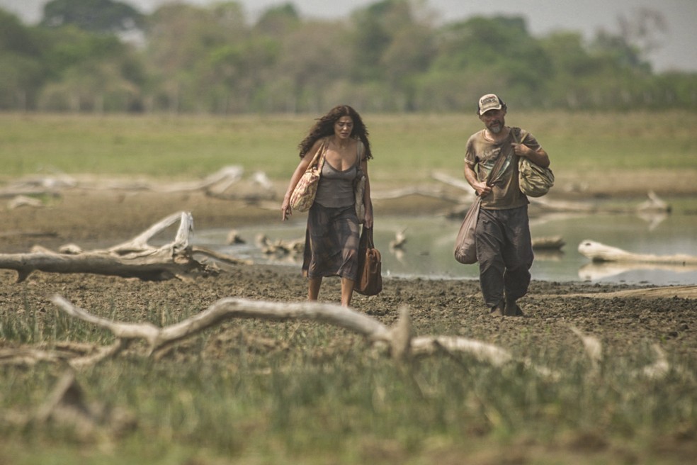 Maria Marrua  (Juliana Paes) e Gil (Enrique Diaz) fogem para o Pantanal  — Foto: João Miguel Júnior/Globo