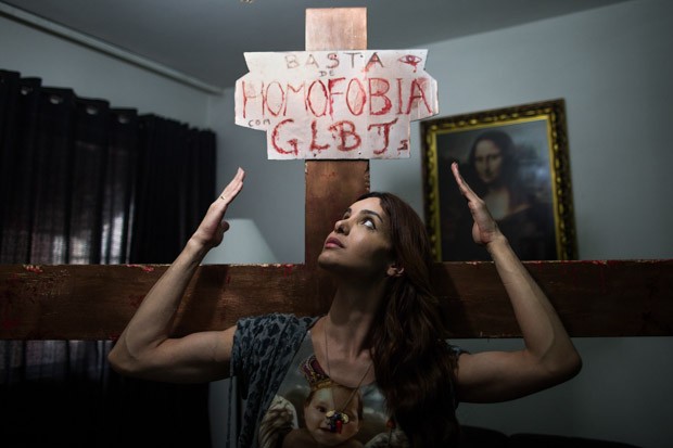 Retrato de Viviany Beleboni, que desfilou crucificada na Parada Gay no último domingo (7) em São Paulo (Foto: Victor Moriyama/G1)