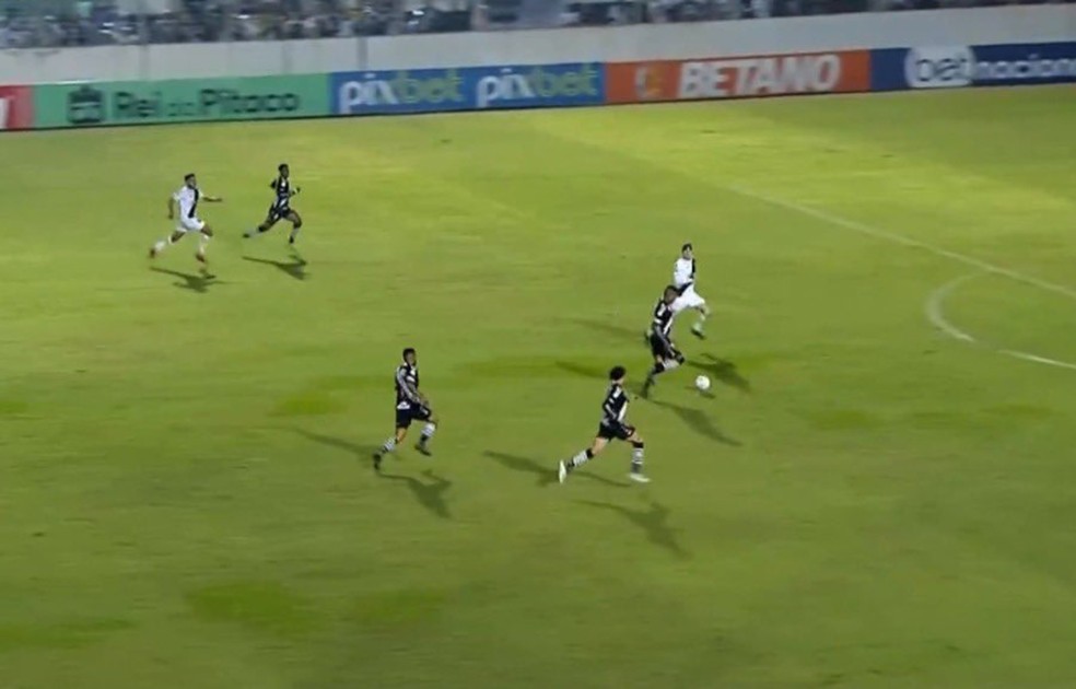 Raniel, do Vasco, desperdi�a contra-ataque contra a Ponte Preta � Foto: Reprodu��o
