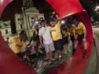 Grupo de ciclistas faz doação de roupas e cobertores em Guarujá, SP