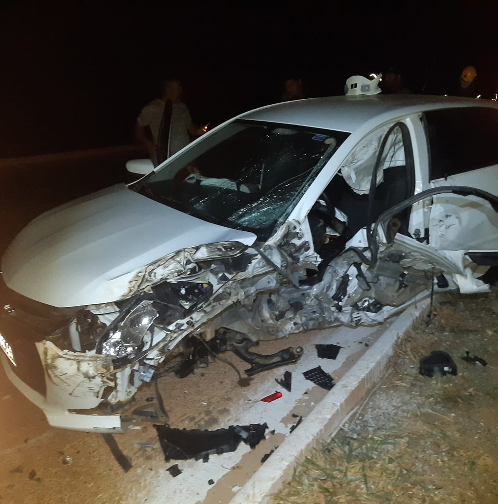 Carreta atingiu lado do motorista — Foto: Corpo de Bombeiros/Divulgação