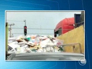 Repórter flagra caminhonete carregando mais de 800 livros para reciclagem (Foto: Reprodução/TV Clube)