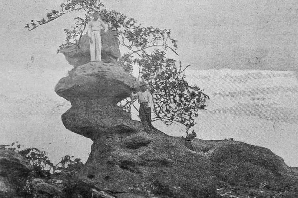 Imagem da pedra e dois homens publicada no livro de Marie Coudreau, de 1903 — Foto: Reprodução