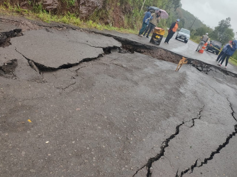 VRS-826, km 5 e 9, em Alto Feliz, tem bloqueio total por causa de rachadura no asfalto — Foto: Divulgação/CRBM