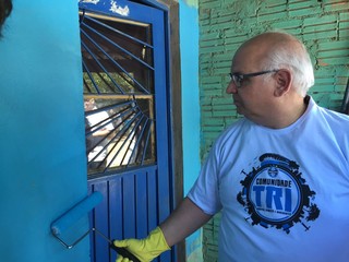 Presidente do Grêmio põe a mão na massa e auxilia mutirão de pintura